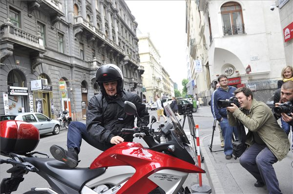 Mesterházy motoron érkezik