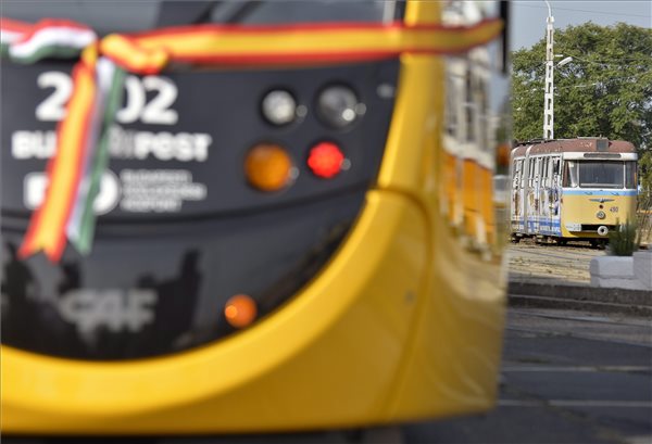 Megérkezett Budapestre az új villamosflotta első járműve
