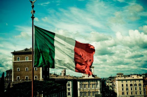 Renzi ugyan lemondott, de nem nyugszik