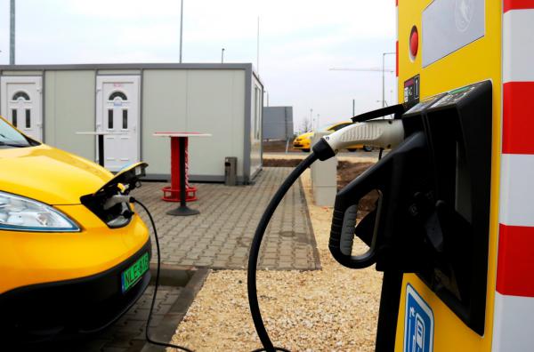 Elektromos autó töltőállomást adtak át a budapesti repülőtéren