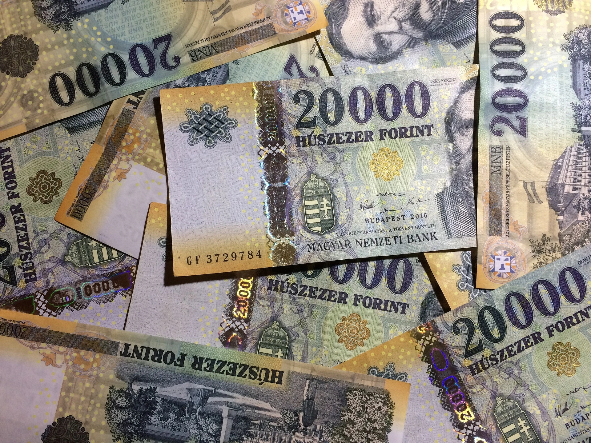 Masszívan zajlik a forint pénznyomtatás: nyomasztóan sok a 20.000 forintos!