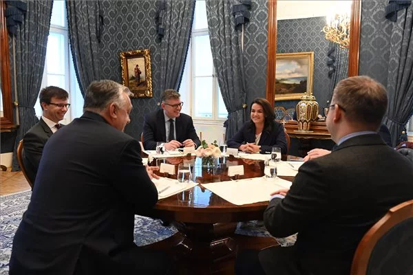Novák Katalin fogadta a miniszterelnököt a Sándor-palotában