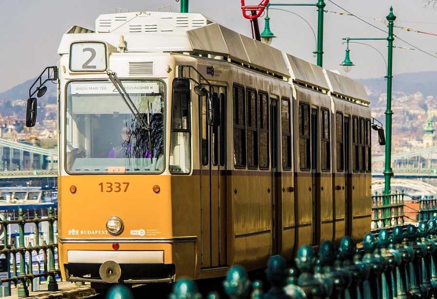 Merre tart a céges közlekedés? Egy friss nemzetközi kutatás eredményei szerint új trendek alakítják a vállalati mobilitás jövőjét