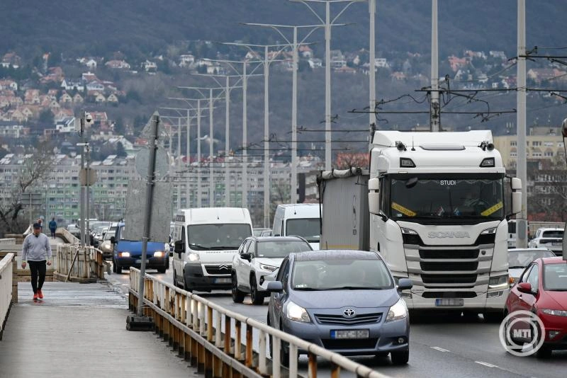 Kár lenne még leírni a hagyományos autógyártókat