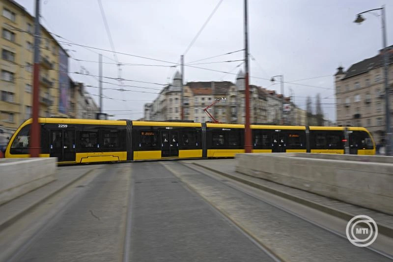 Folyamatosan érkeznek az új CAF-villamosok Budapestre